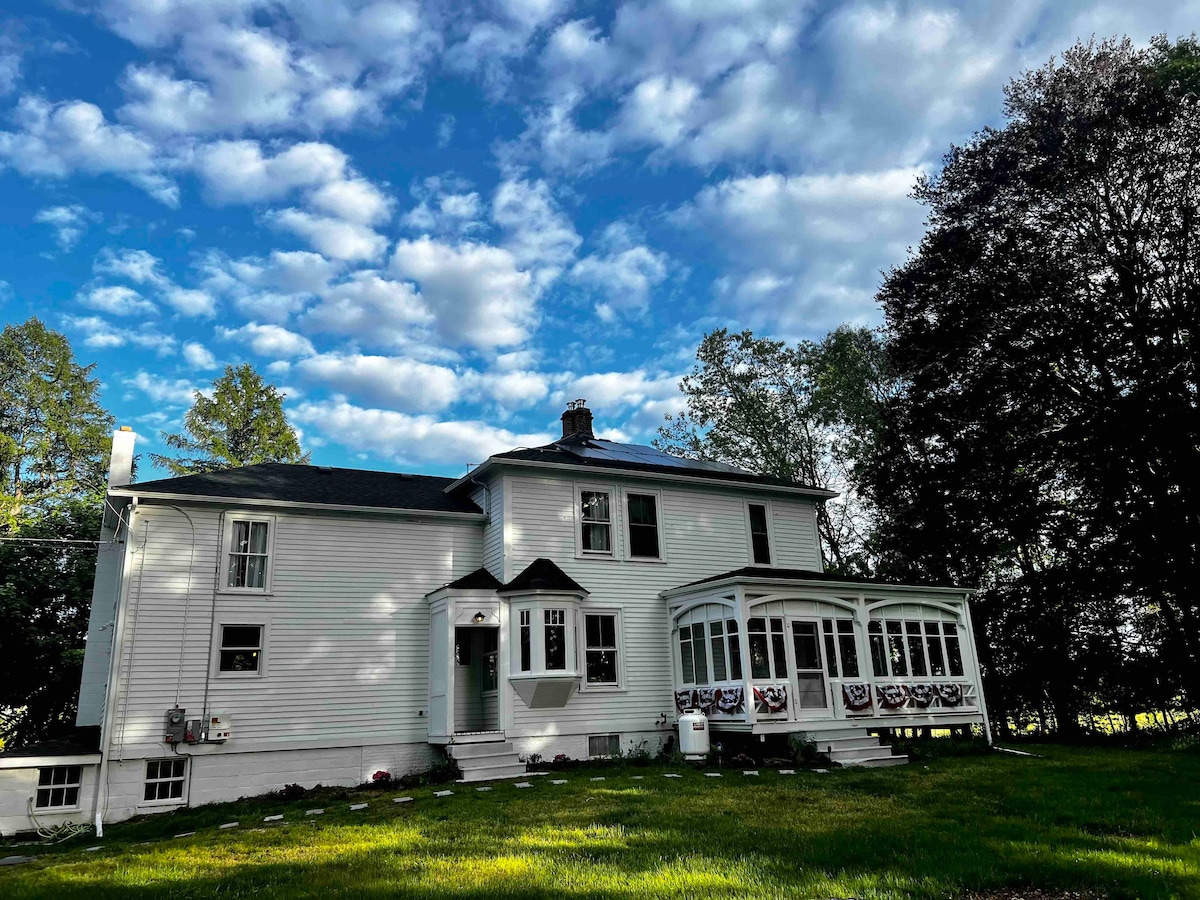 Secluded Riverside Victorian Farm Near Everything