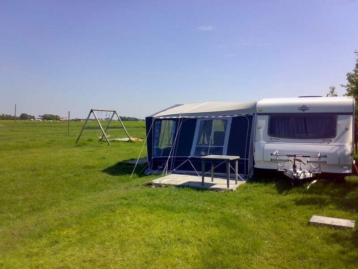 带宽敞遮阳篷的大篷车Camping Sotterum