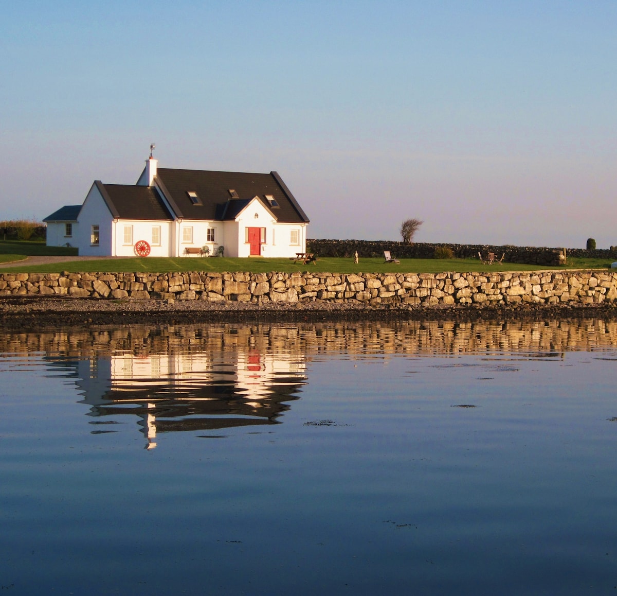 Beautiful 5-bedroom cottage with sea views.