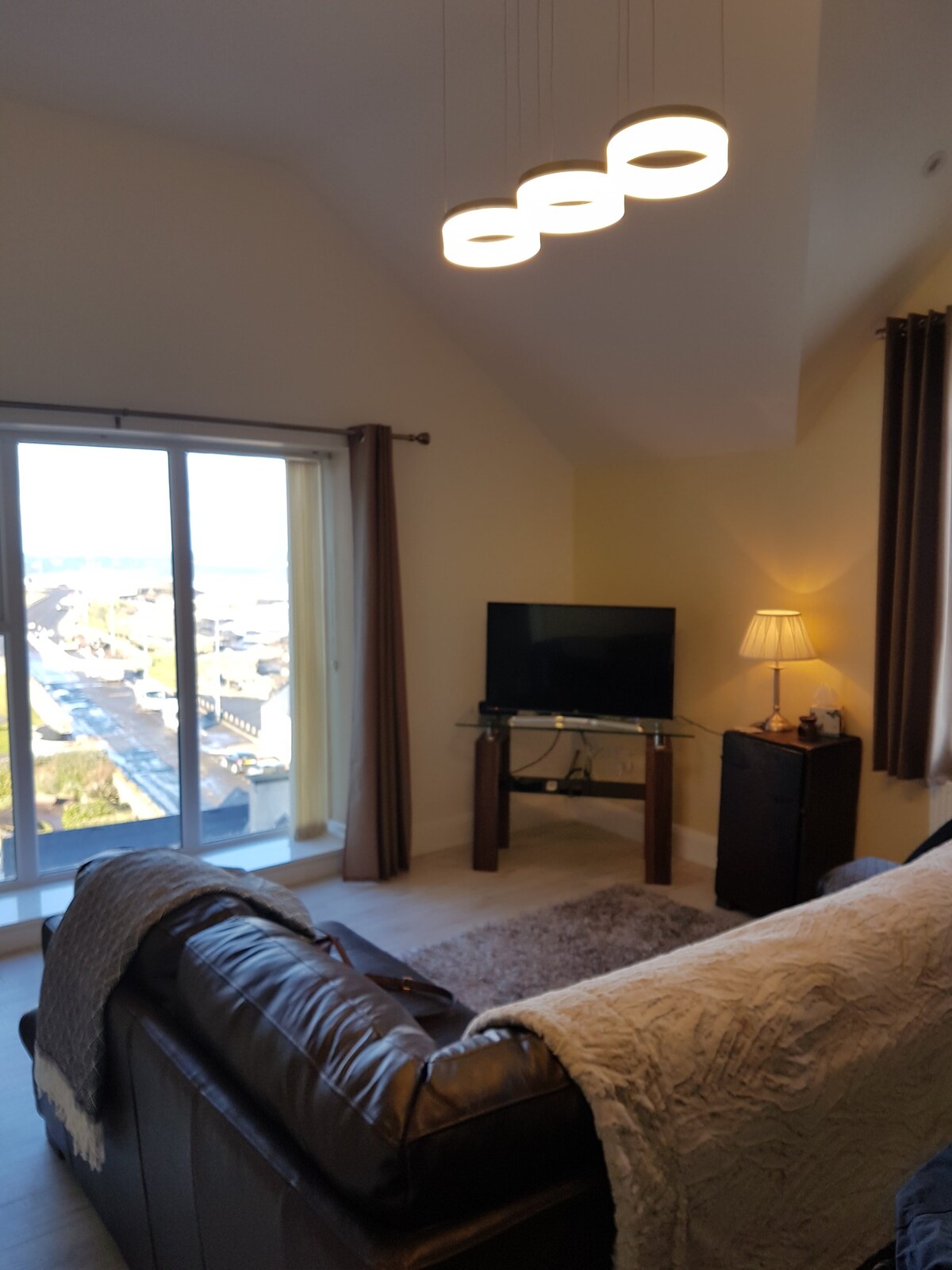 Town center 2nd floor apartment, great sea views