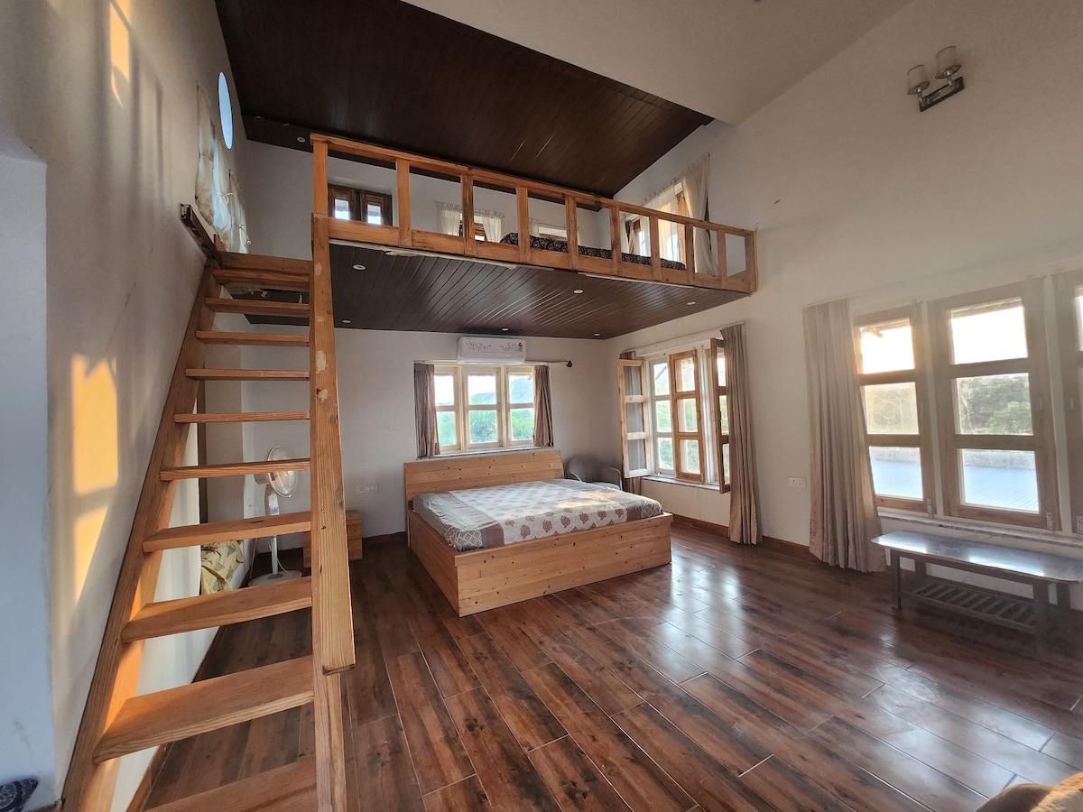 Colonial Attic room