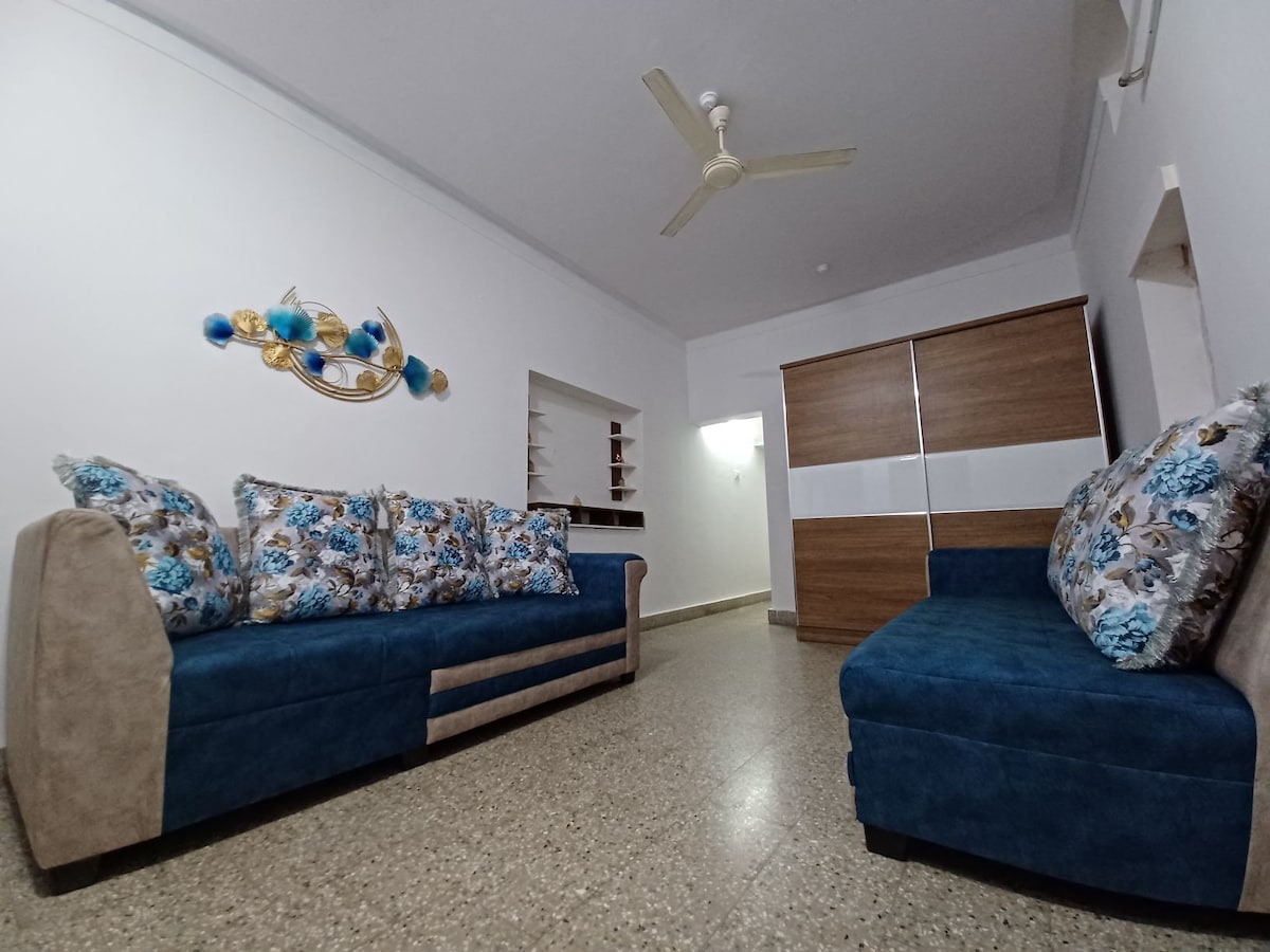 Rustic 1BR Condo near Indiranagar metro station