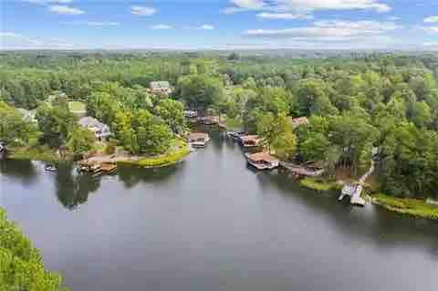 加斯顿湖（ Lake Gaston Waterfront Estate ）烧烤电视空调