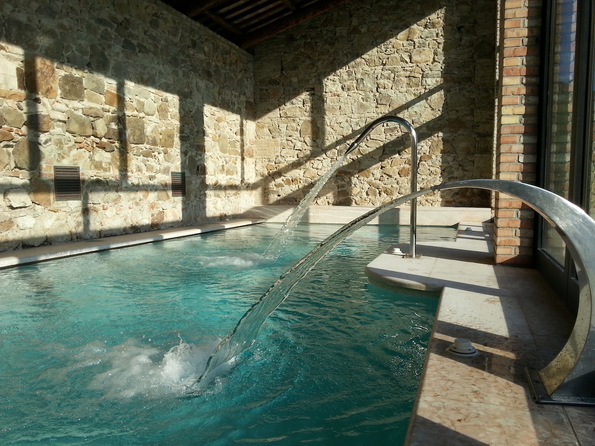 Portico-令人惊叹的古城堡，设有恒温游泳池