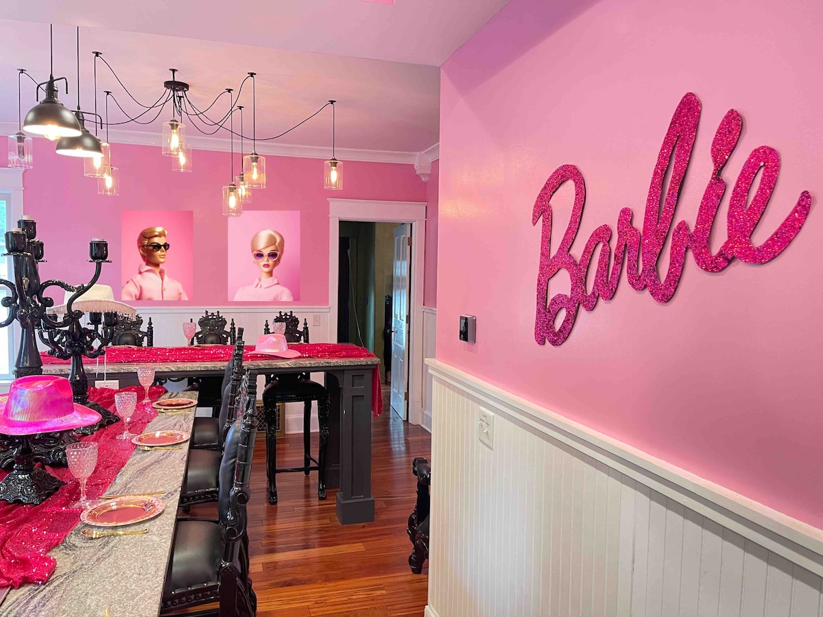 Barbiecore Castle Vibe’n in DT Hudson