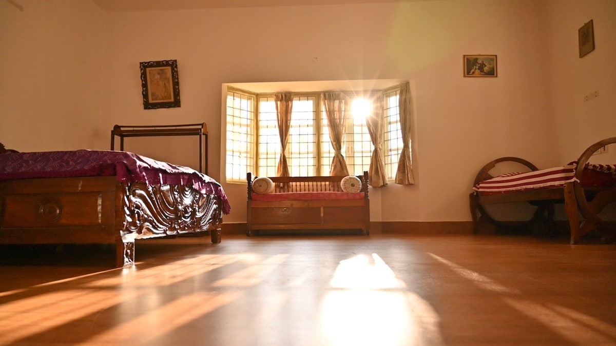 Cherry house Room no 1 ..with tub and TV  in room