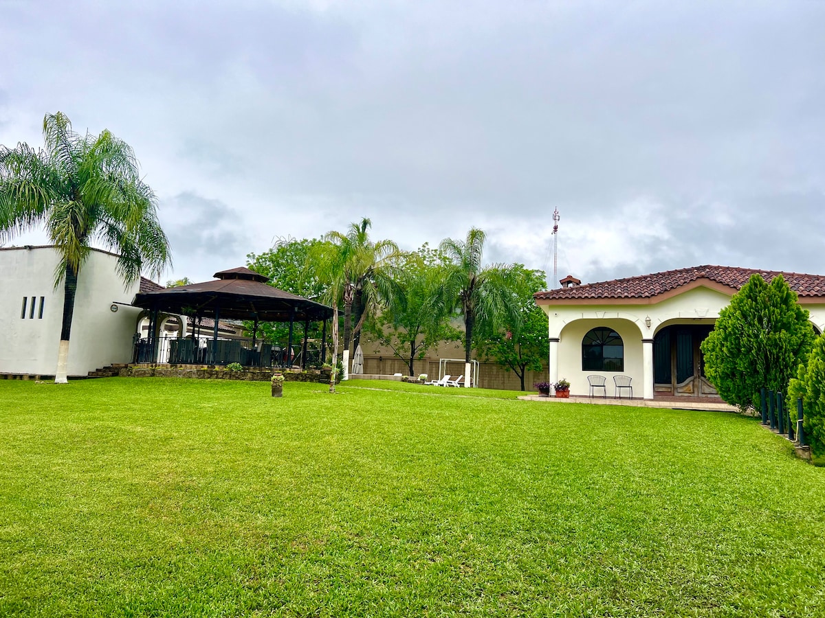 Casa de campo totalmente equipada con alberca.