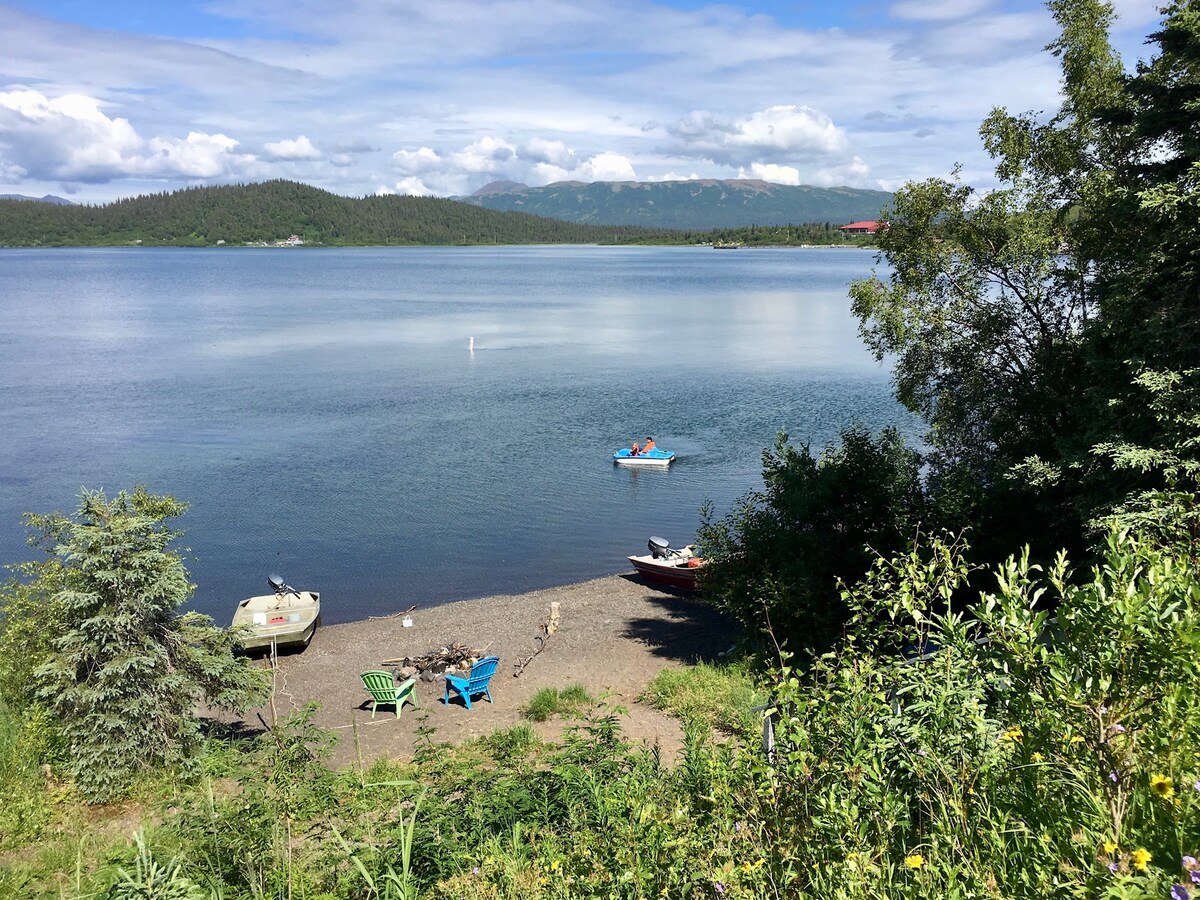 Silver Fin Lakefront Bed&Breakfast: Stowaway Nest