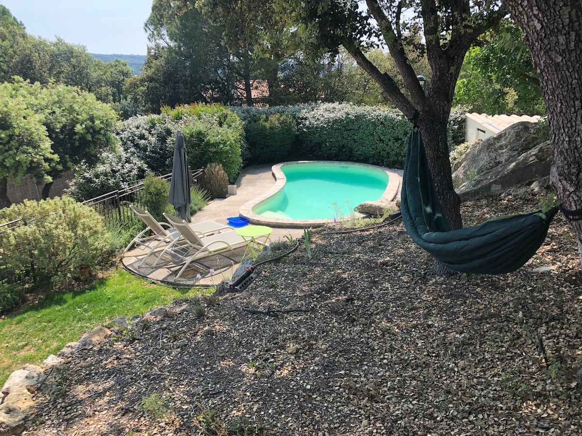 Villa avec piscine au calme