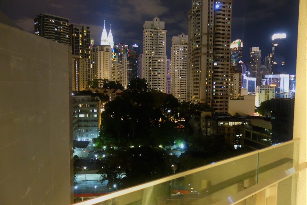 12 ： （阳台）吉隆坡中心的舒适公寓