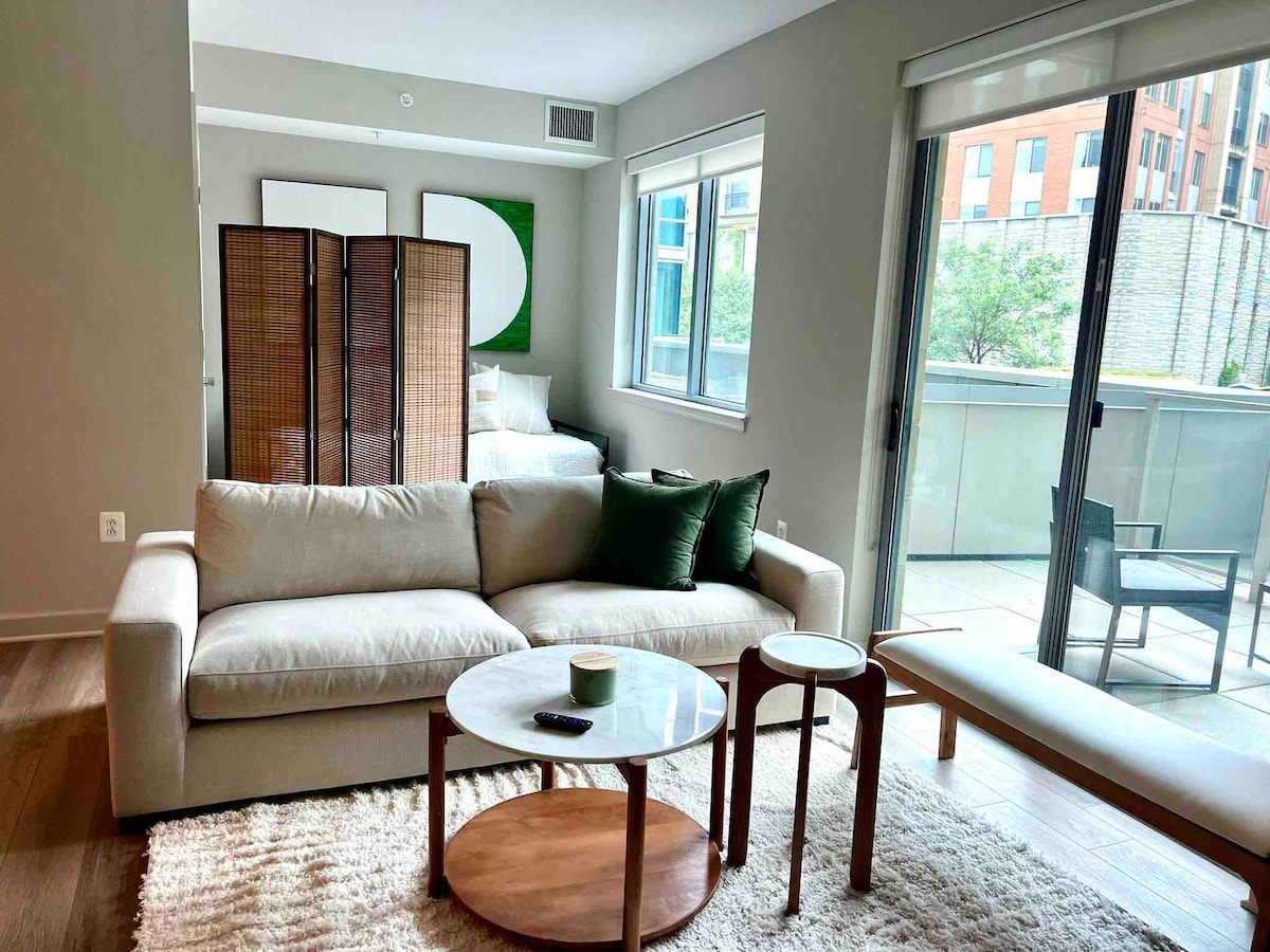 Oak & Beige 1BR+Den in Tysons: Green Accents Haven