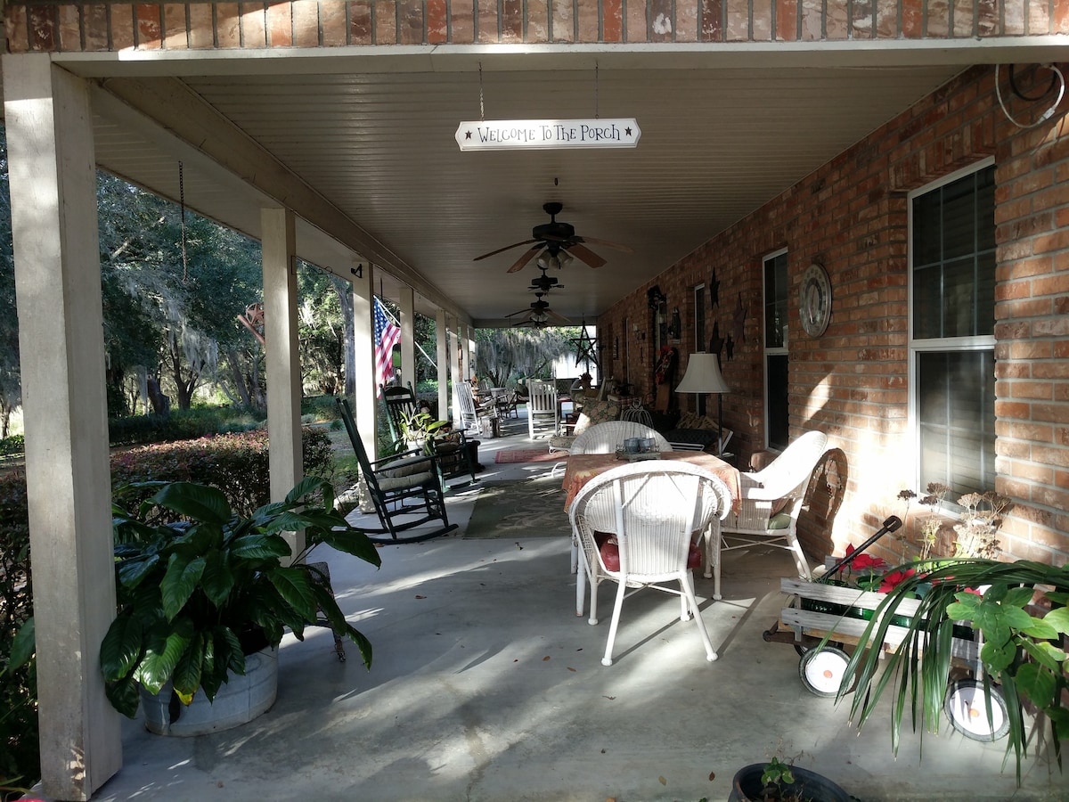 Tuckaway Inn BR # 1 "'Garden Room' Suite"