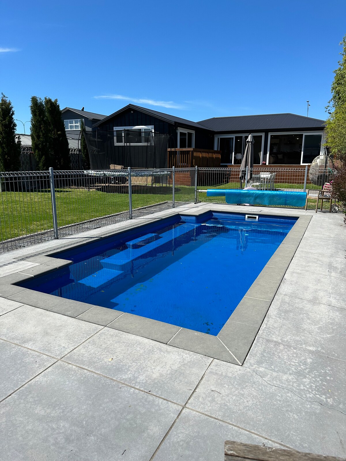 Beautiful home with pool - sleeps 15ppl
