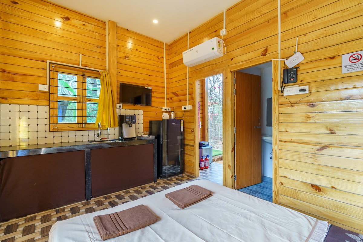 Zuperb wooden cabins in assagao cosy & kitchenette