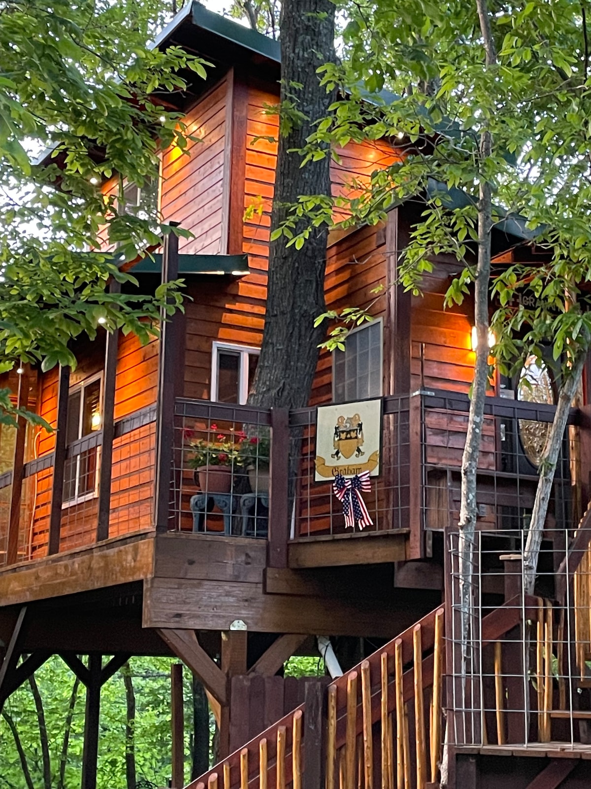 Leavenworth附近的Graham 's Treehouse Tree Cabin