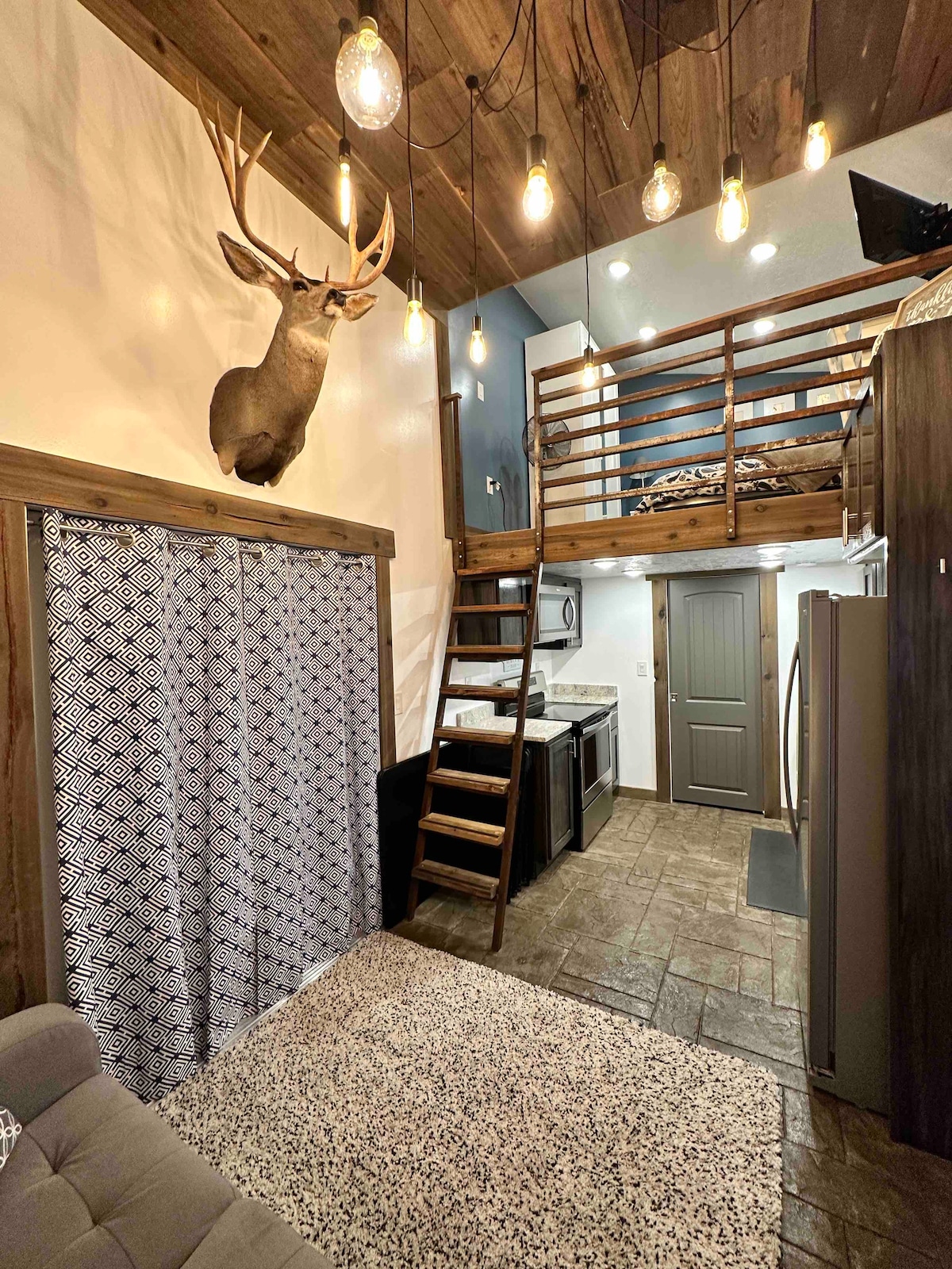 "The Barn" Tiny House Apartment: 2 Bedroom