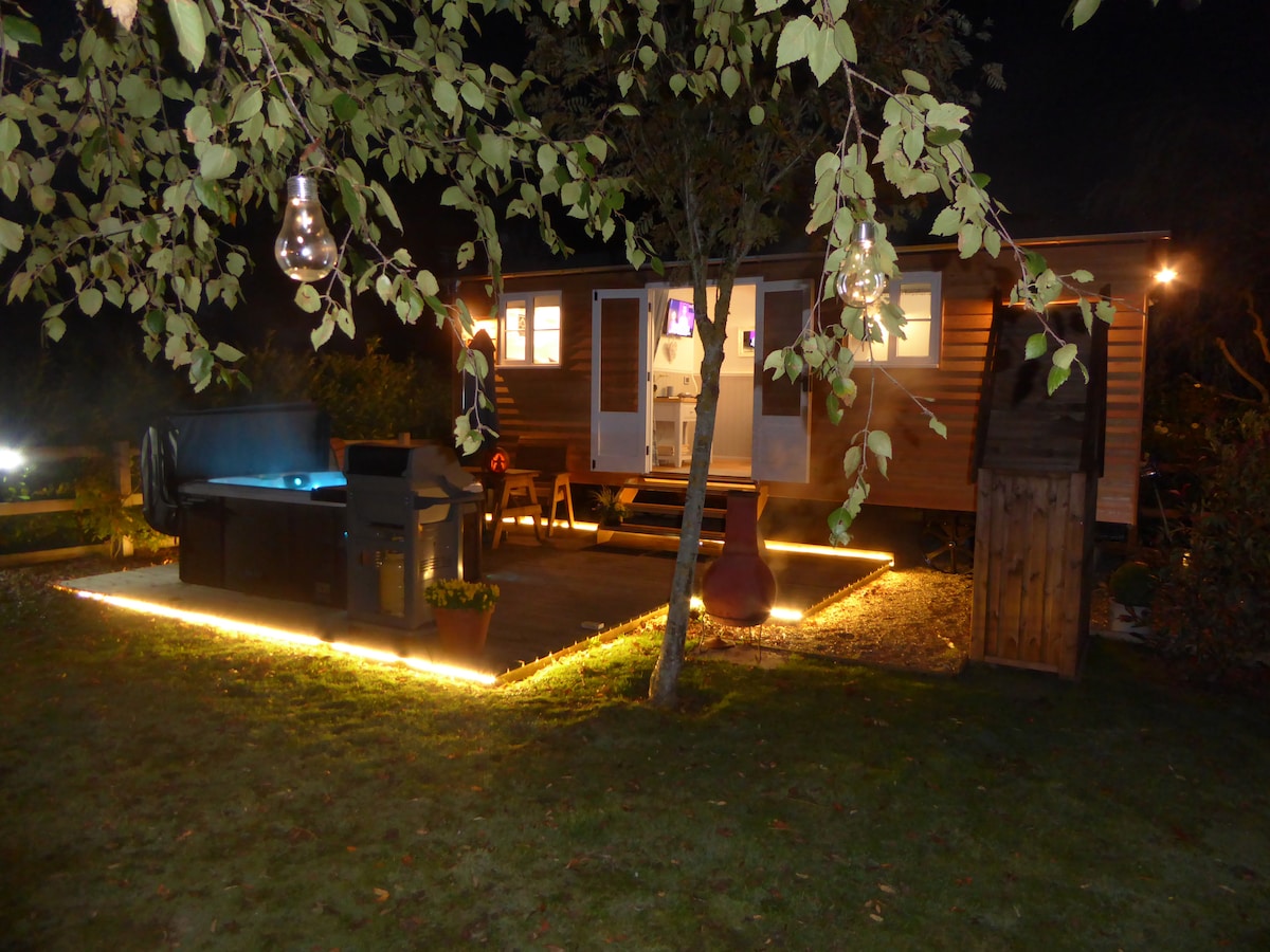 Barleywood Shepherds Hut and Hot Tub