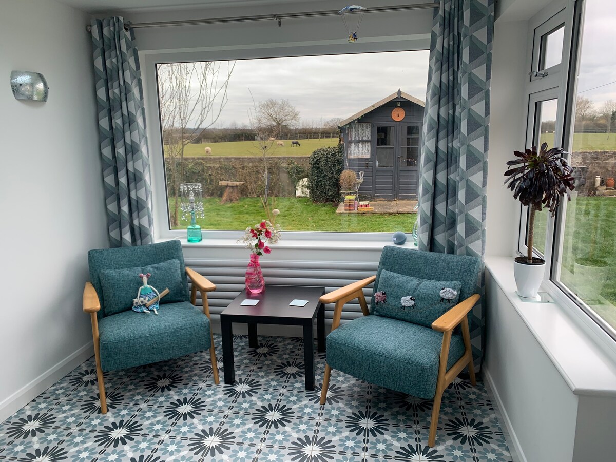 Private guest suite on the edge of Cheddar village