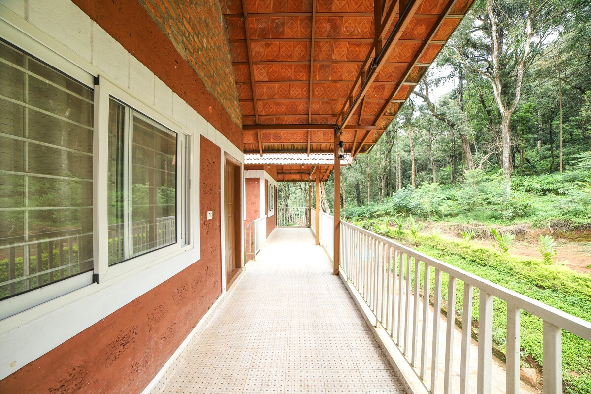 5 BR Plantation Stay | Trek, Bonfire, BBQ, Lake