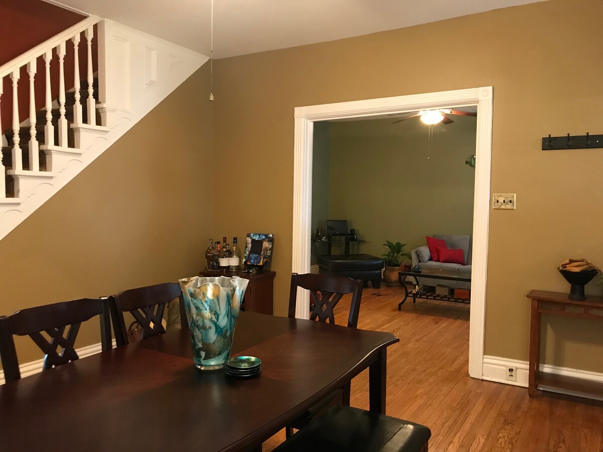 Charming Derby Experience 7min drive! Pet-friendly