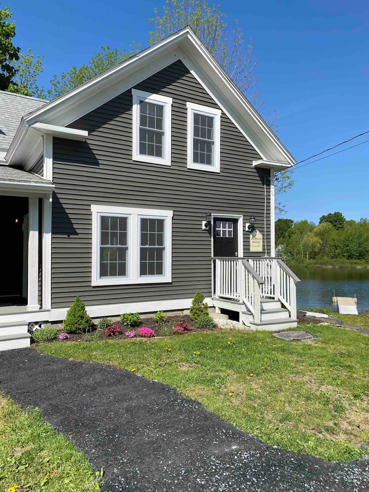 The Hebron House    Lakefront 4BR