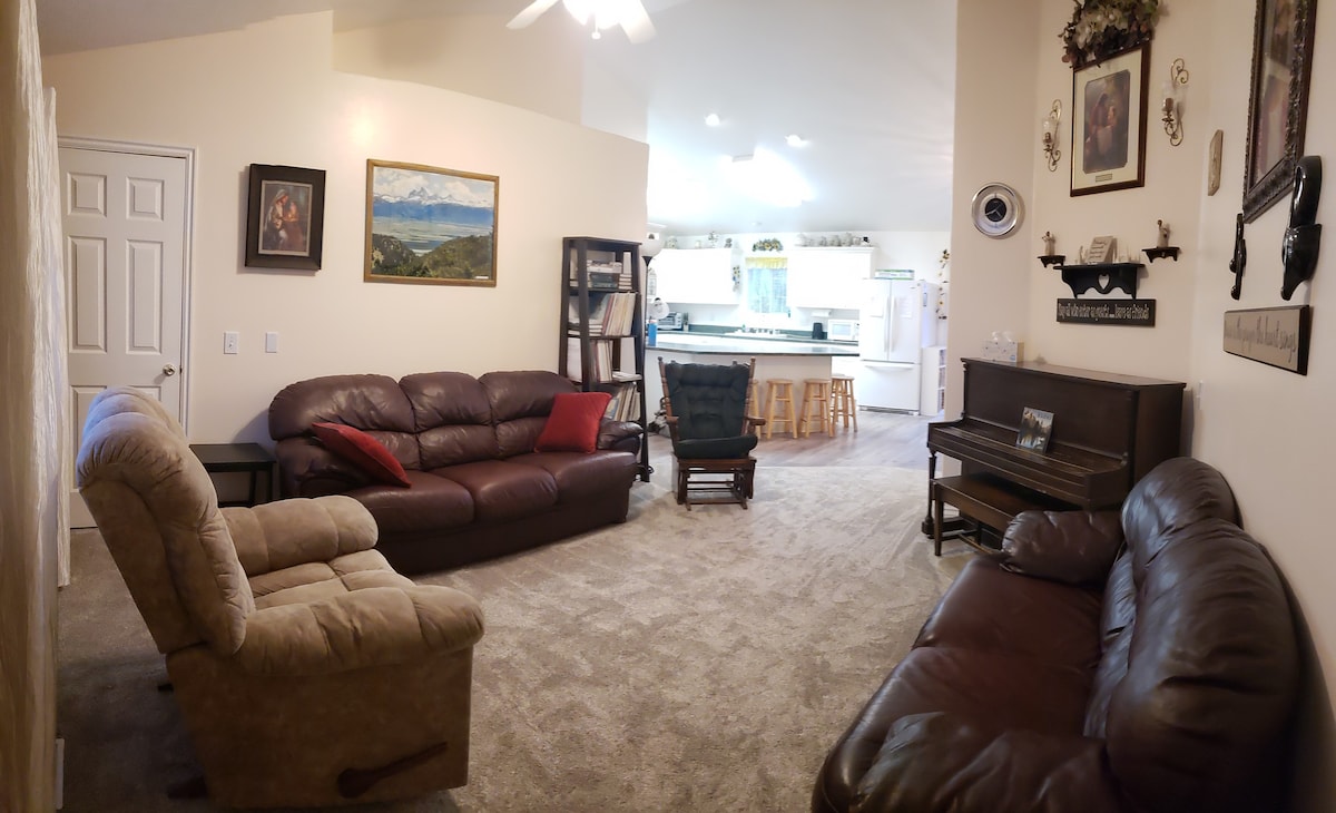 Large home, friendly Pocatello neighborhood