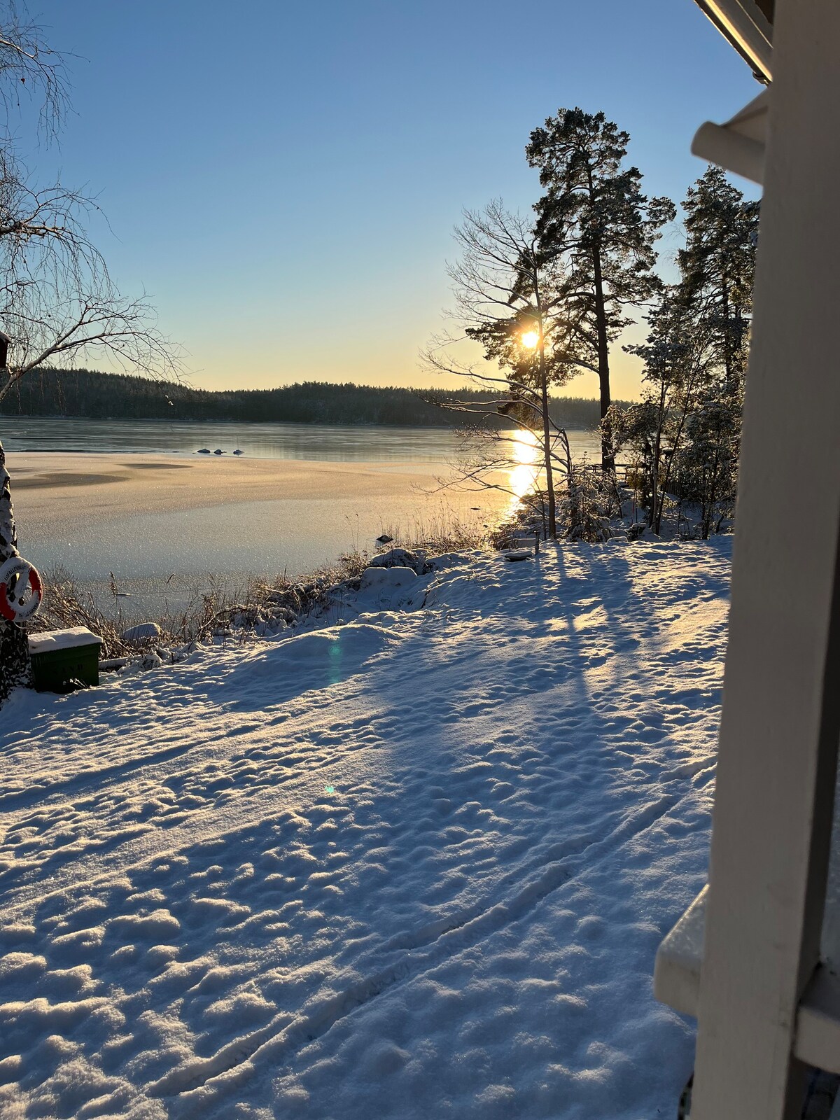 Modern stuga, egen strand & bastu