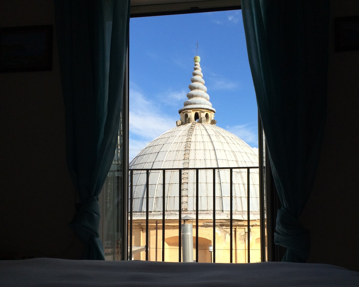 Casa Rossini -在Galleria Umberto 's Dome上欣赏美景