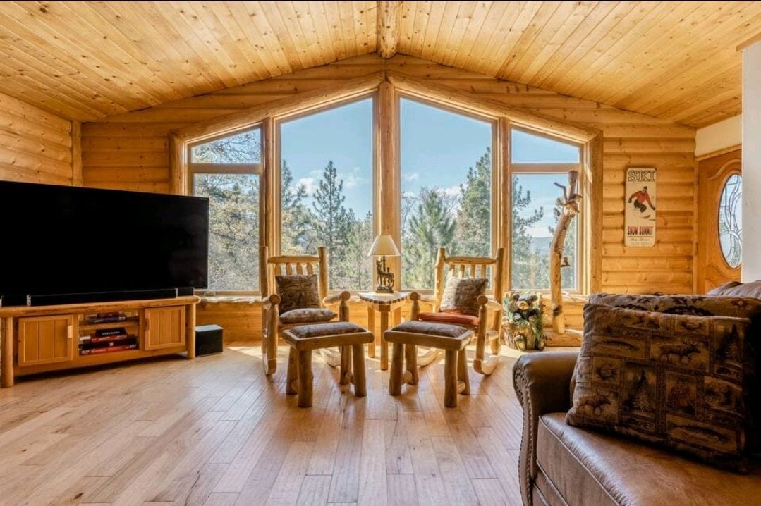 Unwind+Recharge in Log Cabin w/hot tub & game room