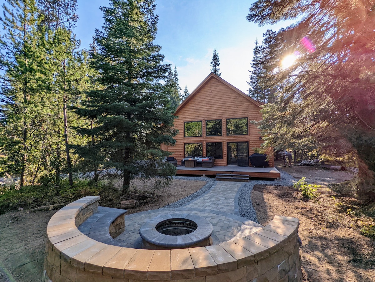 Gorgeous Cabin Getaway, Steps from Lake Cascade