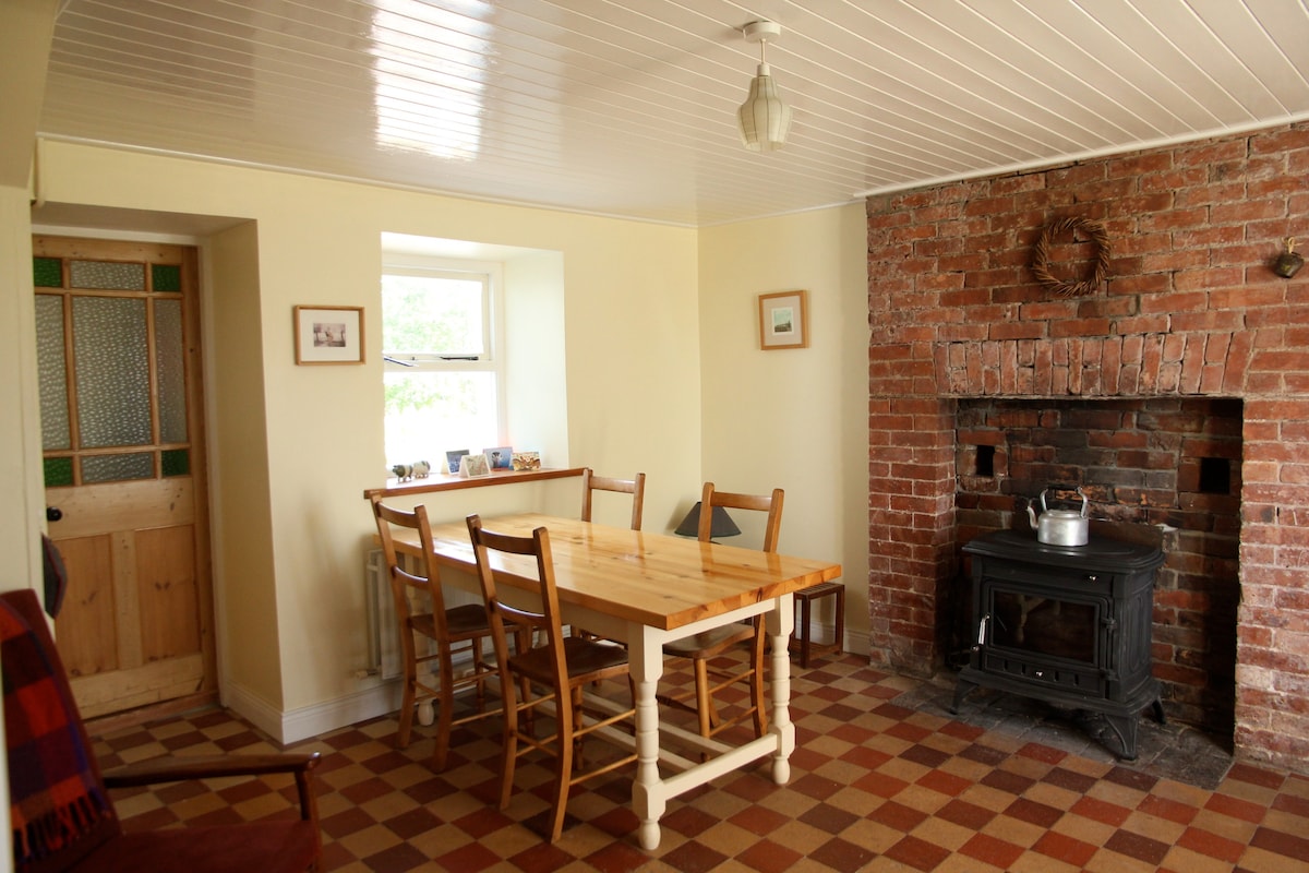 Rooms With Breakfast In  Traditional Cottage