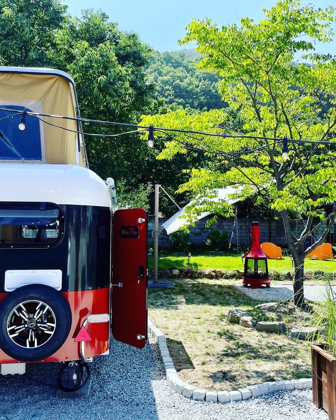 금진해변 마당넓은집에서
아무것도 하지 마세요

그늘아래커피한잔
새소리들으며멍
누워서햇빛샤워