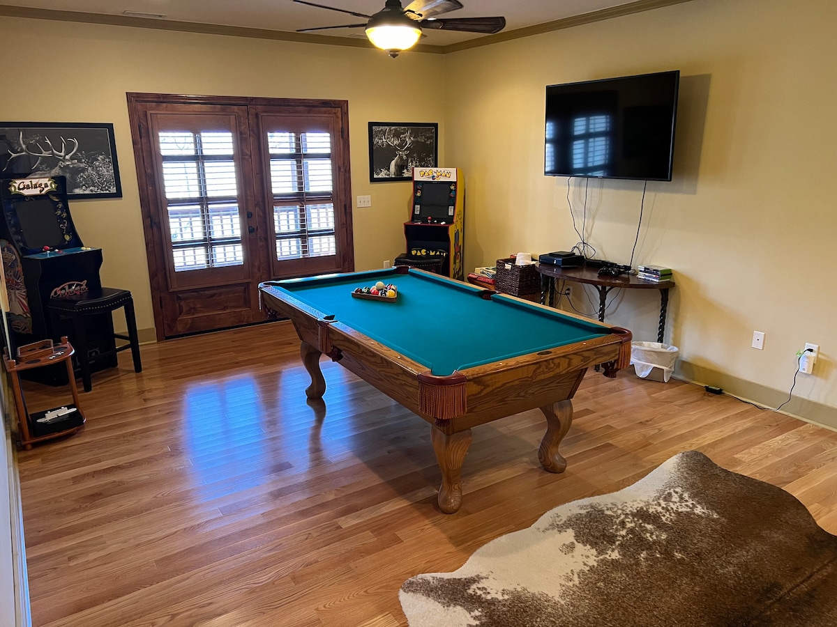 Heavenly Overlook King Bed Pool Table Easy Access