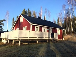 Sjötorp - flott usjenert hytte på solrik naturtomt