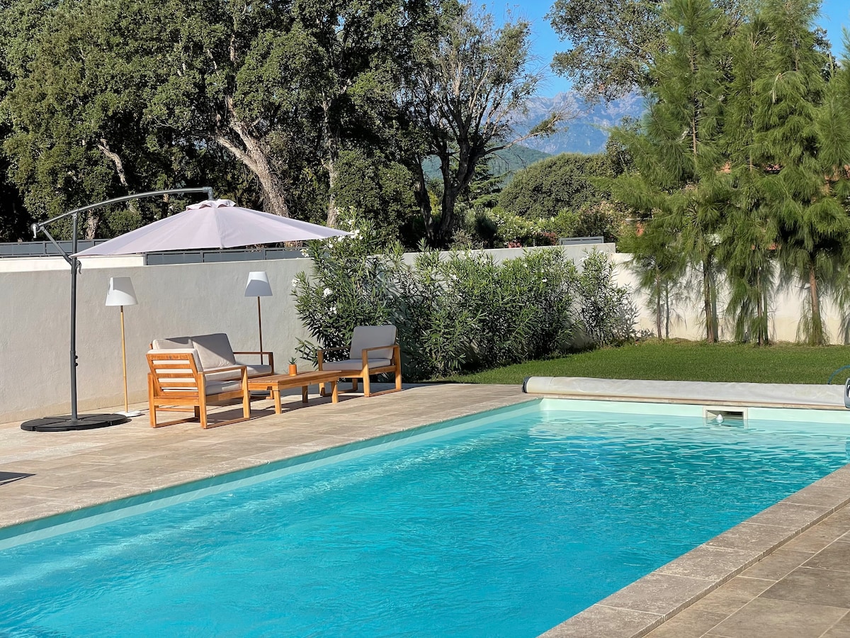 Villa récente avec piscine entre mer et montagne