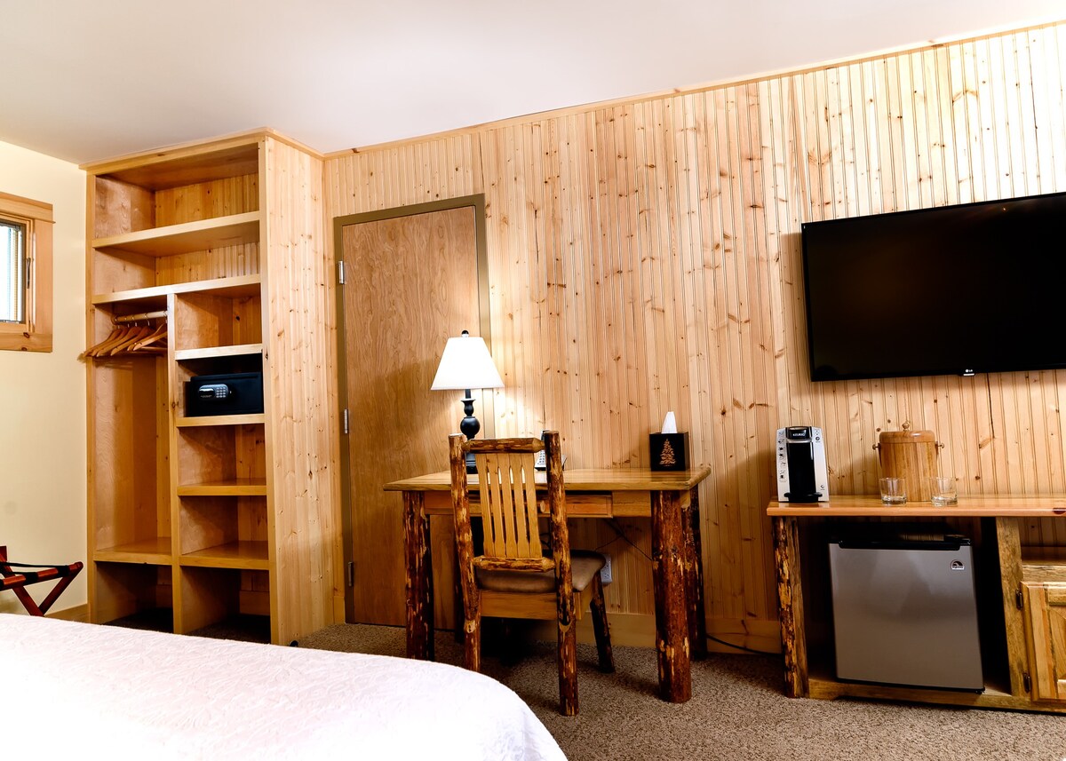 Adirondack Spruce Lodge -高级双人床
