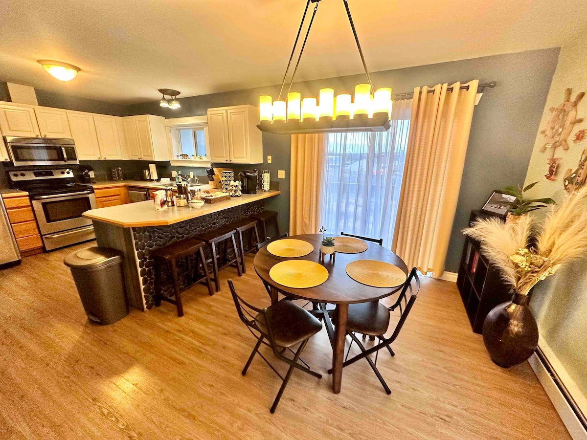 Flying Bear "B"- 3BR Retreat Minutes from Downtown