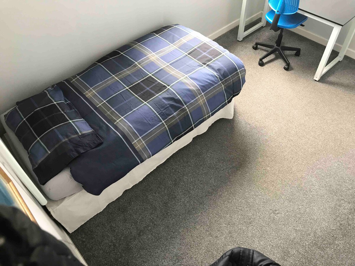 Sunny Edinburgh apartment room 11 free parking