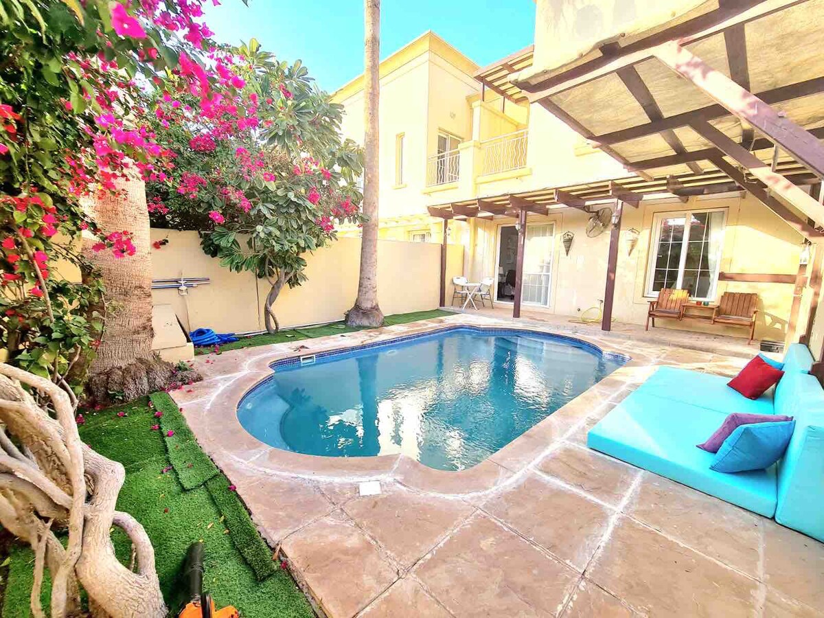 Pool villa/15 mins drive to beach/Marina -Sleeps 5