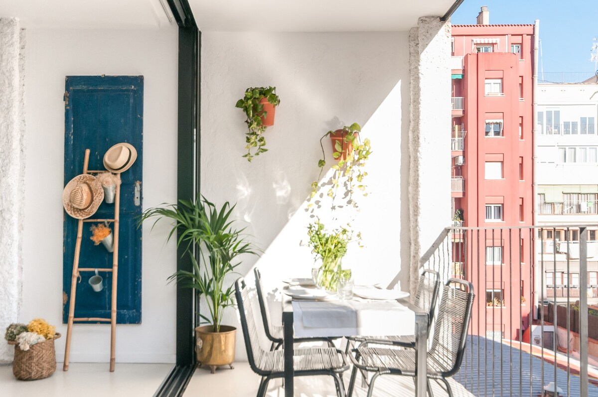五彩缤纷的公寓，配有私人绿树成荫的阳台
