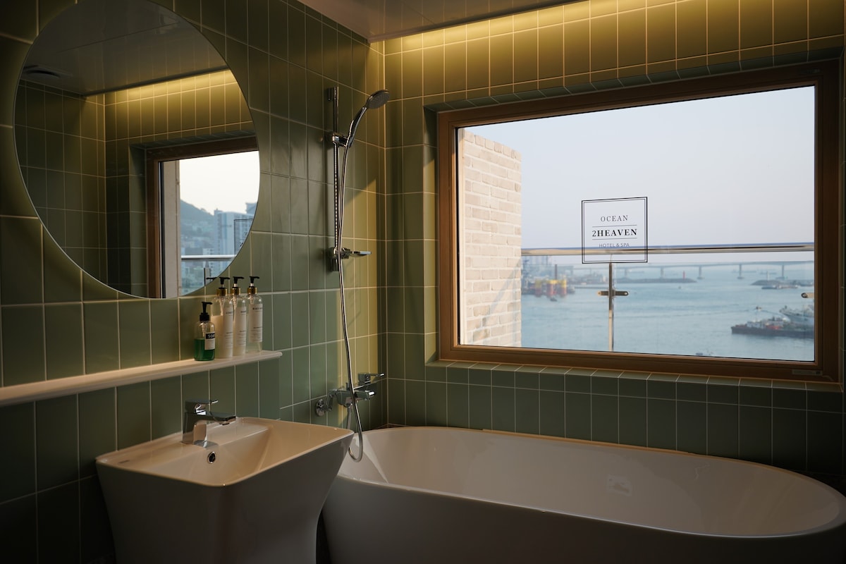 南浦洞（ Nampo-dong ）唯一的海景酒店，您可以在浴缸中看到大海