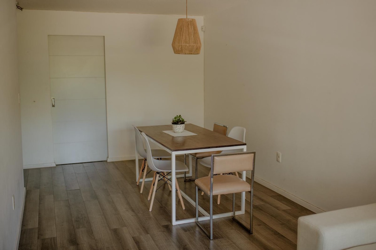 Apartamento entero con parrilla, patio y garaje