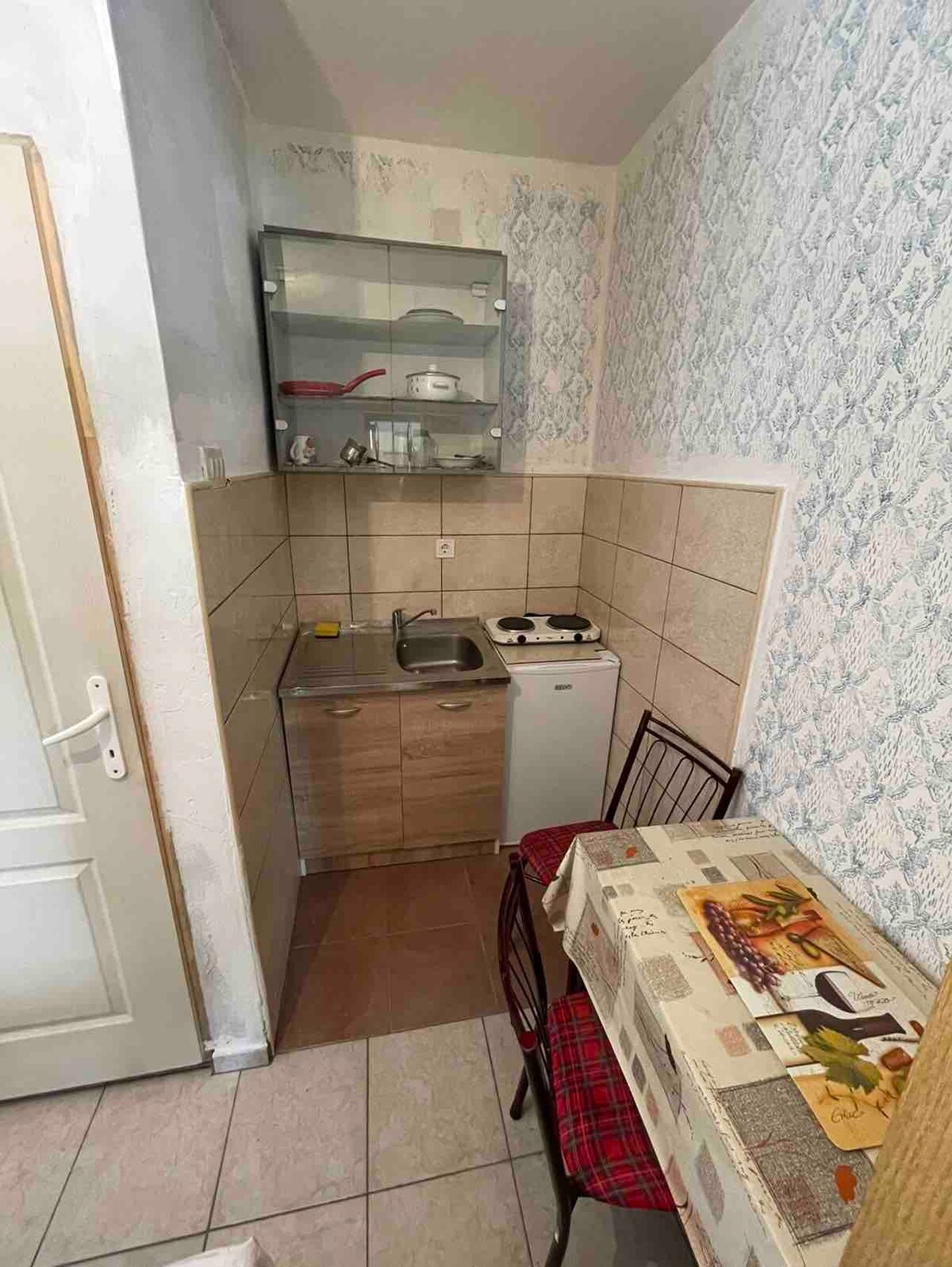 Sutomore -带卫生间和厨房的房间