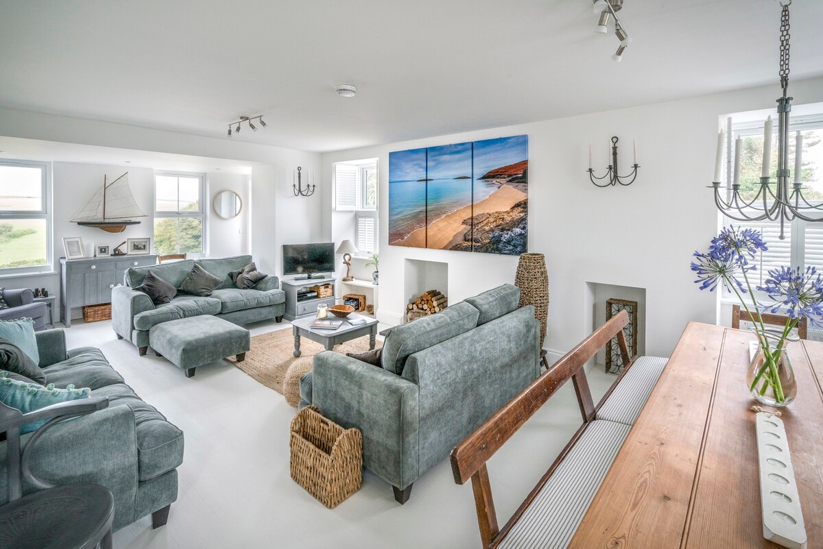 1 Brynmôr, Abersoch, hot tub, rural & sea views