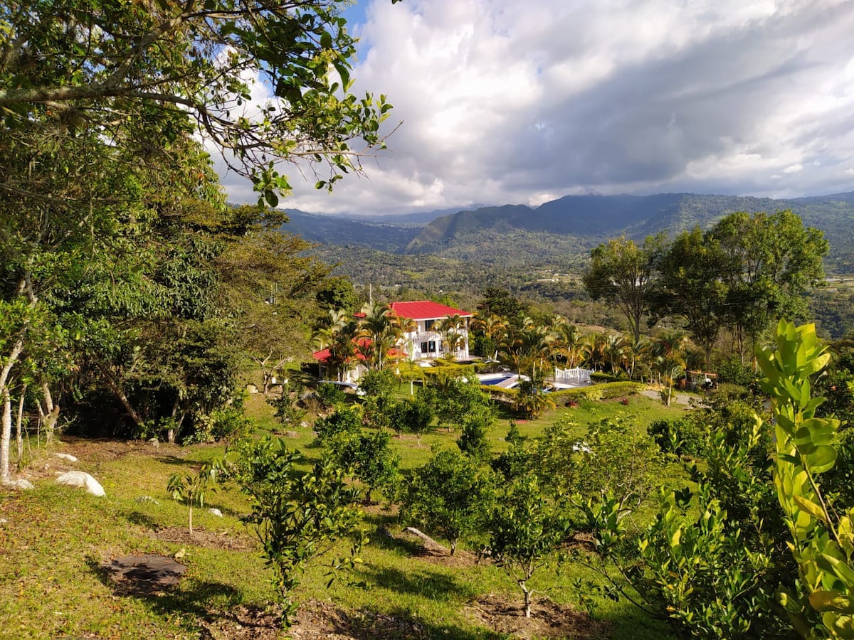 FINCA EN CHINAUTA通过ARBELAEZ PISCINA-ECOTURISMO