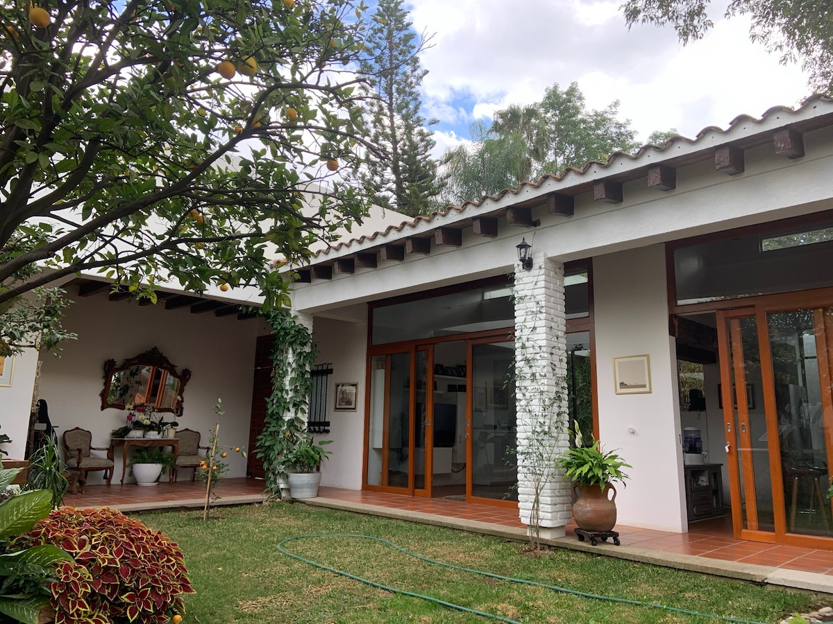 Hermosa Villa Mexicana arbolada de un solo nivel