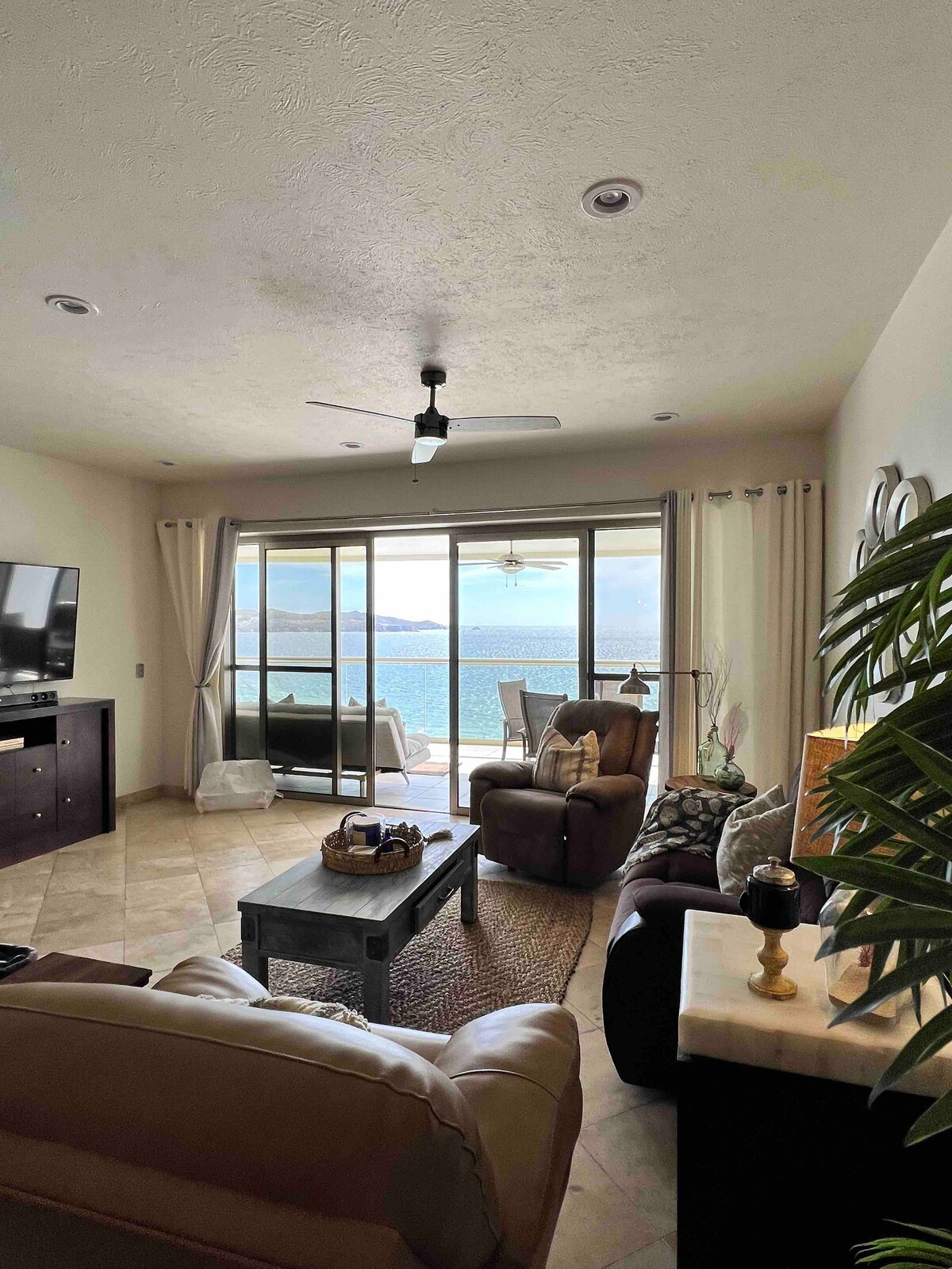 Luxury Dream beachfront-Apartment 3 BED - 2 BATH.