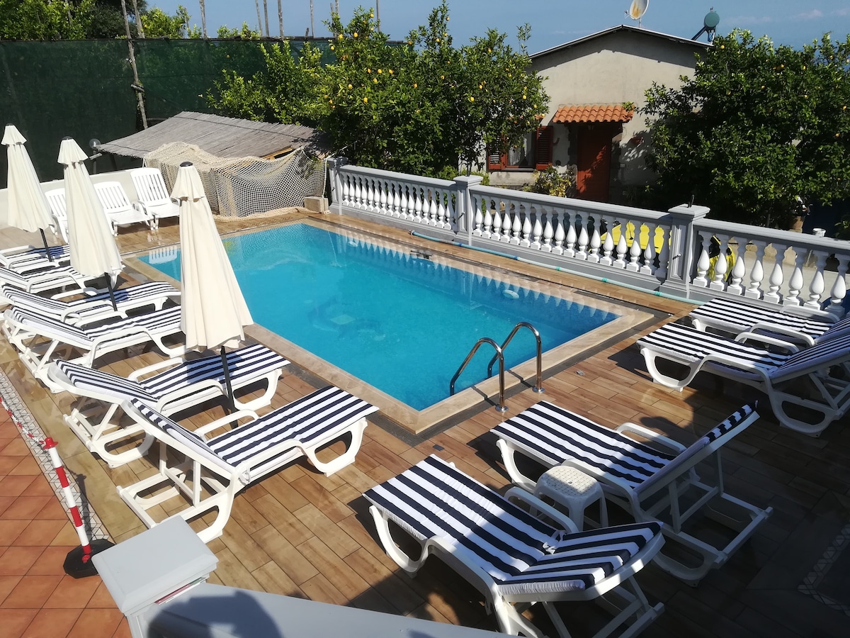 Dimora 4 letti con terrazzo con piscina