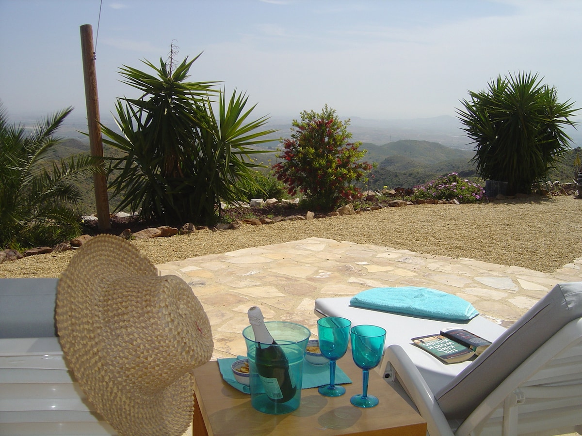 Set in Andalucía, casita estilo is a self contained cottage with pool, sea and mountain views.