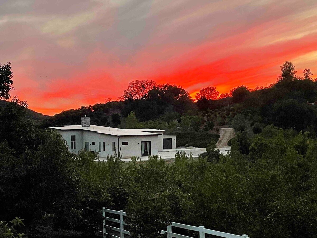 Beautiful custom suite in Temecula country setting